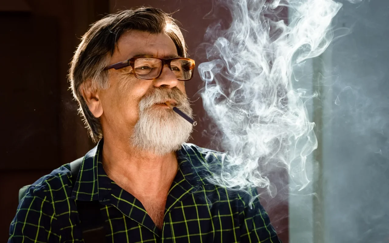 Homem fumando cigarro representando o que é palheiro